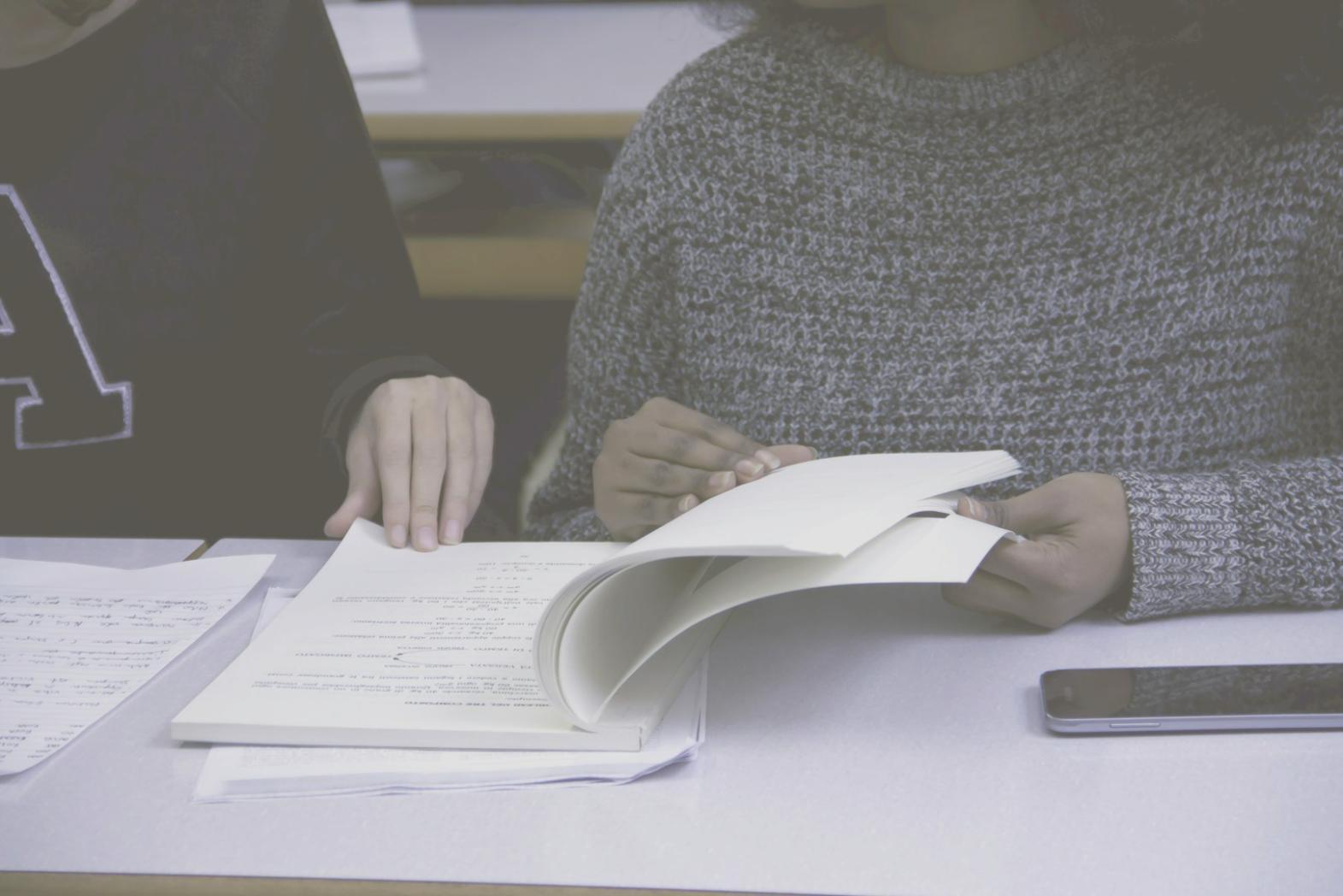 Bureau de travail avec documents financiers et calculatrice